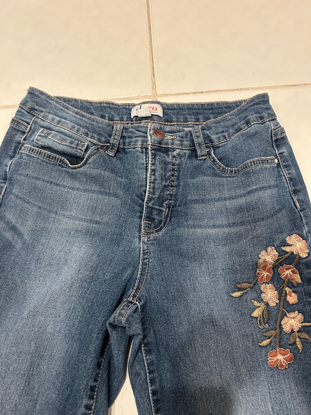 Women's Blue beautiful Embroidered Floral Jeans. Size 6P. Lots of stretch. - Picture 6 of 9